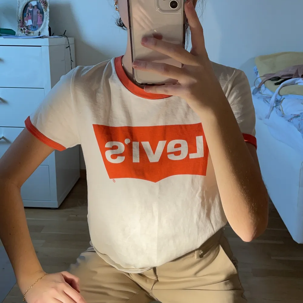 Orange/vit levis t-shirt storl. S pris: 90kr +frakt. T-shirts.