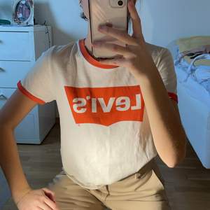 Orange/vit levis t-shirt storl. S pris: 90kr +frakt