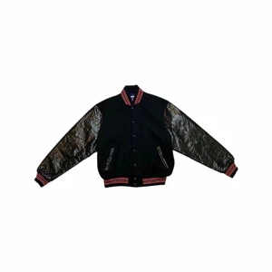 M - Vintage jacka passar alla outfitar som du kan tänka dig, som du kan se på bilden den är fett fin, svårt och hitta en sånt idag😍😍 bara äkta köpa på DM