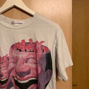 Comme Des Garcons x Yue Minjun - Funderar på att sälja min tvär feta comme des garcons x Yue Minjun t-shirt i storlek L. Köpt för 1500 och har använts ett par gånger. Är i riktigt bra skick (kommer stryka vid försäljning)