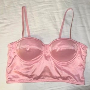Rosa bralette i satin💕 - Supersnygg bralette som tyvär inte kommer till användning då den är lite för stor runt kroppen. Materialet är i satin, banden är justerbara. Jag är i vanliga fall 70-75 C så tror denna passar dig som är 80 eller över runt kroppen💕💕