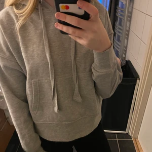 Grå hoodie - Grå hoodie med tjocka band köpt på cubus i storlek xs men passar även s