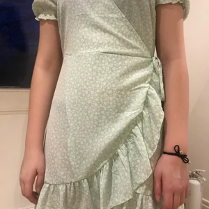 Nelly klänning  - Säljer denna klänningen från Nelly som är ny från sommaren men som tyvärr var för stor på mig. Ny pris 400 om jag inte minns fel. Skriv vid frågor eller om ni sinar detaljer. Skickar endast med postnord💚🌿🌱