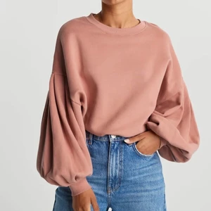 Sweatshirt med puffärmar - Super bekväm sweatshirt från Gina!  Den är i en nyans av rosa💕 den är även stor för att vara xs