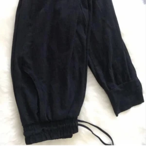 Sobea yoga pants/joggers.  - Sobea joggers/mjukisbyxor i mjukt matrial med fickor och en guldig prinsesskrona på ena höften/rumpan. Perfekt att träna i eller bara att mysa med. Dem är i en modell som täcker hela benet. Dem är relativt lös passform så dem är inte som tights. Med knytningen kan man bestämma själv hur tight man vill ha dem runt midjan. Sobea är ett svenskt ekologiskt klädmärke av Beatrice Sjöberg. 