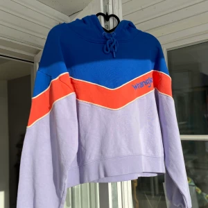 WRANGLER HOODIE  - Hoodie från wrangler! Lite croppad, supermysig! Använd med i fint skick! ❤️‍🔥 köparen betalar för frakten 