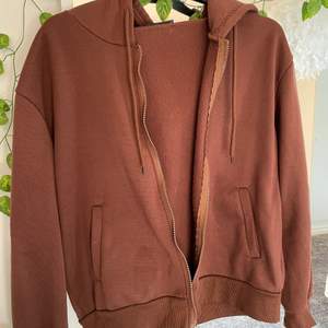 Säljer en jättefin brun zip up hoodie. Använt typ 1 gång säljer för att den används ej