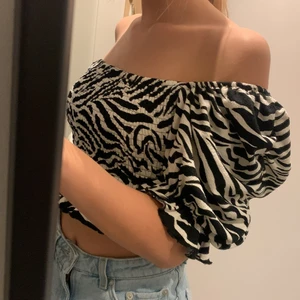 Zebra topp - Snygg topp i zebra mönster som går att ha offshoulder eller vanligt, aldrig använd.