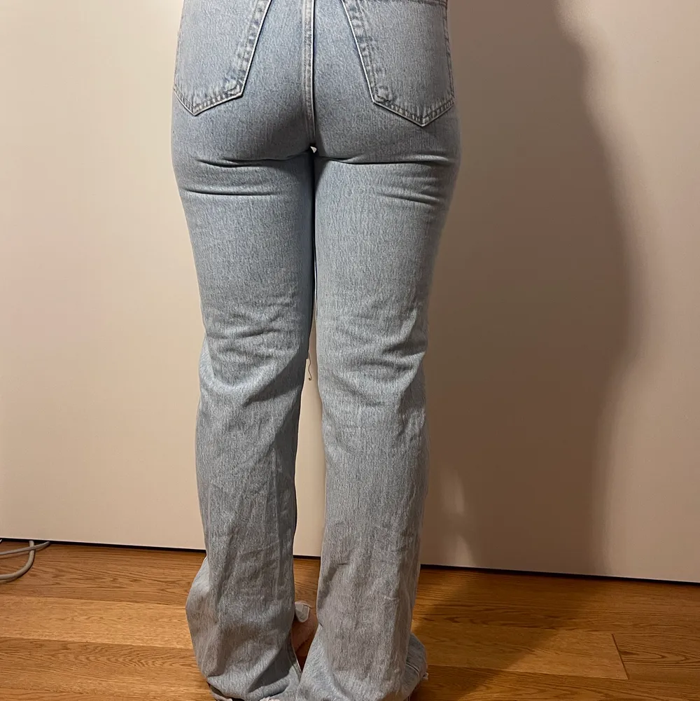 Jeans köpta på pull and bear, snygga men för tajta på mig, de är storlek 36 men är mer som en 34. Aldrig använda 🦄🦄. Jeans & Byxor.