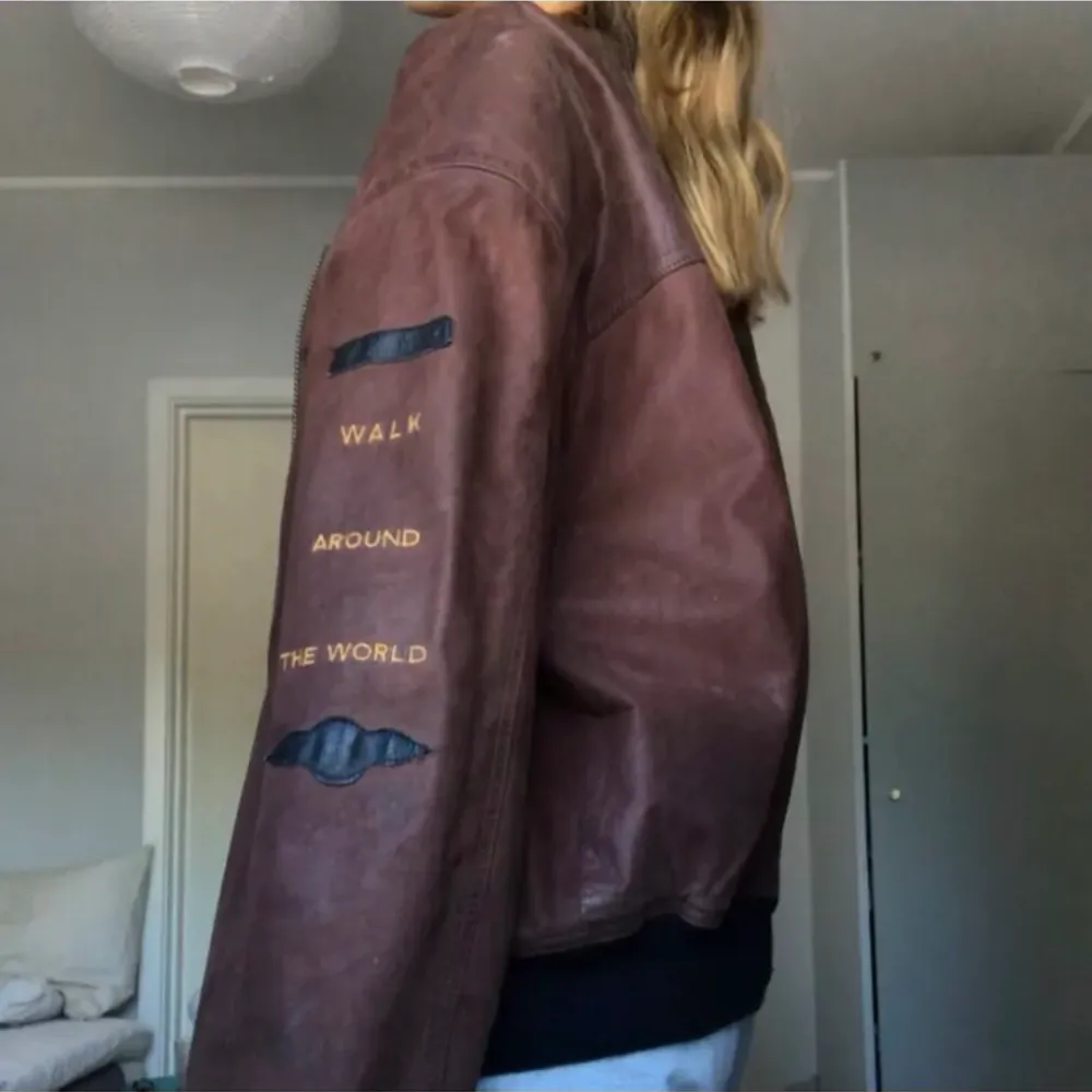 Lägger upp igen, en jättefin läderjacka jag köpt secondhand, som jag tyvärr inte får användning för! Sitter snyggt oversized med coola detaljer på ärmar och inuti jackan! 🧡. Jackor.