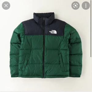 The North Face Puffer - ‼️SÖKER‼️ denna pufferjackan från the North Face i herrstrl S-M eller damstrl M-L. Skriv gärna om du har en du är intresserad av att sälja!!🥰❤️