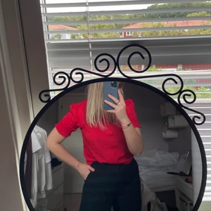 Röd söt topp - Perfekt topp till ett bar vanliga byxor! I nyskick och använd få gånger! Liten i storleken!