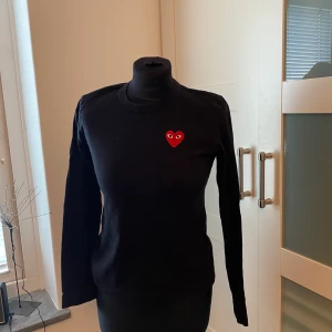 Play COMMES de GARCONS  - Knappt använd, kostat runt 1500kr