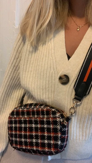 Beck söndergaard väska - Knappt anvönd väska ifrån BACK SÖNDERGAARD. Komme rmed ett crossbody ”band” som man även kan sätta som magväska. Ordinariepris 700. 