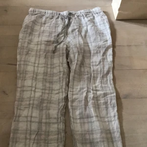 Ginatricot  - Sköna pyjamas byxor. Passar dem som är 160 långa. Inte varit till hands med djur eller andra ämenen. Tvättade och färdiga för att skickas till den person som är intresserad 