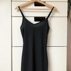 Svart basic klänning - Svart figurnära klänning köpt på madlady pop up store för några år sedan. Säljs pga är lite för liten för mig som har S/M. PM för frågor/bilder 🧸