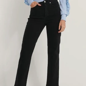 NAKD TRENDIGA SVARTA RAKA JEANS  - Svarta jeans från NAKD, knappt använda i fint skick, skriv till mig för fler bilder💞