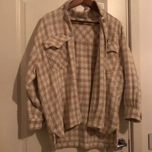 Jacka/kofta - Köpte denna för 500kr i pull and bear. Använt 2-3 gånger 💗