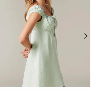 Mini klänning Forever New, ny - Väldigt fin mini klänning från Forever New, designermärke från Australien. Ny i original förpackning. Nypris: 840kr Storlek XS Märkets storlek är 6 vilket motsvarar XS. Säljer den eftersom den var lite för liten för mig. Personen på bilden bär storlek 8/S