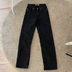 Svarta jeans från NA-KD - Säljer dessa super snygga jeansen ifrån nakd eftersom dom har blivit försmå💖köparen står för frakten!💕