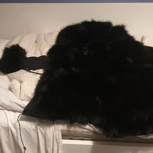 Fatima parka - Säljer min svarta fatima parka för det är inte min stil längre, den är köpt på plick för 1500 säljer den för 850. Stora fickor, dragkedja och knappar, avtagbar päls. Inget är sönder.