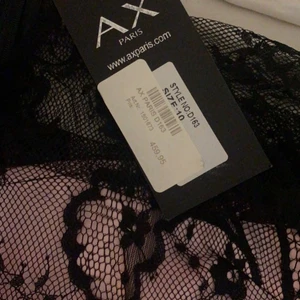 Klänning aldrig använder  - Säljer en klänning som är helt ny med prislapp på! Köptes för 460kr kan tänka mig säljer den för 300 men pris kan diskuteras vid snabb affär!