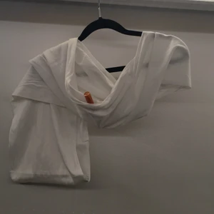 Fin vit sjal perfekt för hösten - Vit skal med en lite knappt synlig ficka där man kan lägga t.e.x läppglans, blånbok eller mascara. Perfekt nu för hösten och sälj tillsammans med en söt väska 🥰 vet inte vad originalpriset är men säljs billigt. 