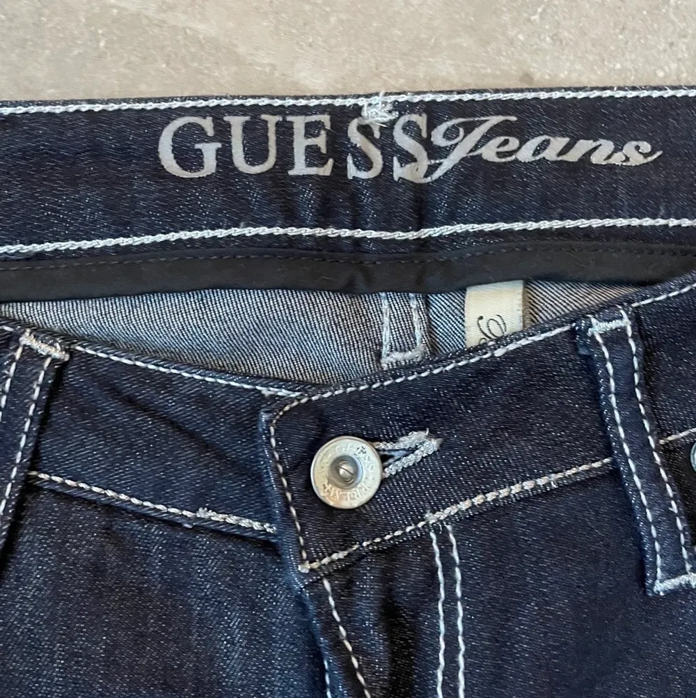 Häftiga mörkblåa lågmidjade guess jeans💕Inga rhinestones fattas. De är i fint skick❤️. Jeans & Byxor.