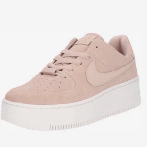 Rosa Nike air force  - Säljer mina mocka rosa Nike air force. nypris: 1200kr. Säljer då dom ej kommer till användning. Storlek 39, passar även 38. Pris: 200kr, frakt tillkommer😊 skicka vid frågor eller för fler bilder!