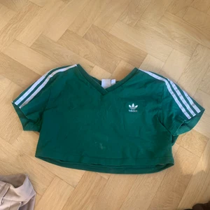 Adidas topp  - Jätte söt addidas topp som är croppad! Använd några gånger , väldigt fint t ett par lågmidjade jeans!❤️