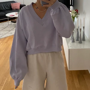 Oanvänd lila tröja - Söt sweatshirt med djup v-ringning samt ballongärmar! Lappparna kvar! 💜 Köparen står för frakten ✨