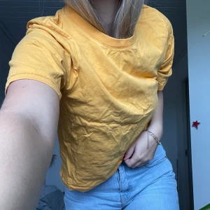 Orange t-shirt - Säljer nu denna t-shirt eftersom jag inte använt den. Den är knappt använd och kommer ifrån Gina tricot. Den är i storlek M. 