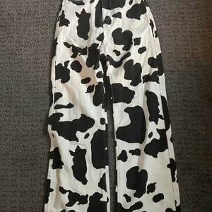 Kobyxor - Säljer dessa fina kobyxor från shein. Säljer dom för att dom är för stora och inte passar min stil. Dom har inte använts någon gång och är i bra skick. Storleken är XXS men skulle säga att dom är XS. Säljer dom för 100kr + frakt, då nypris är 249kr. Eventuell frakt står köparen för.