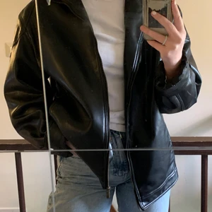 Skinn jacka - Svart skinn jacka från märket Reportage. Mycket fint skick. 