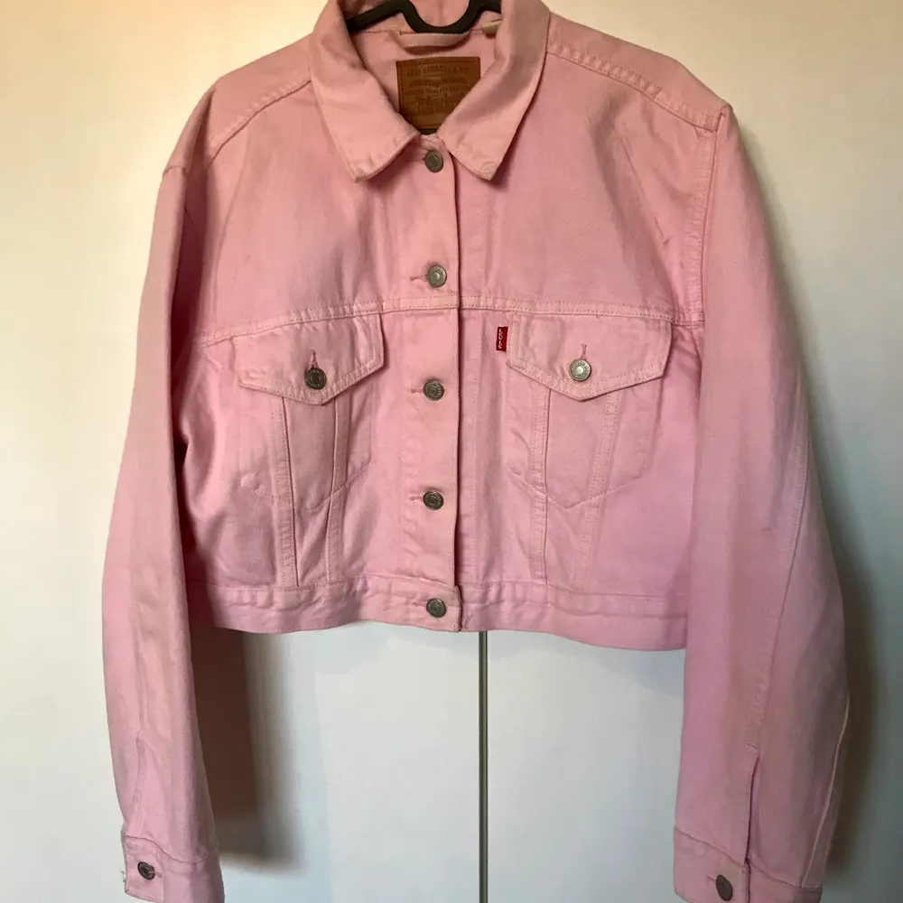 Säljer min fina jeansjacka ifrån Levi’s! Den är rosa i storlek L. Men den sitter bra på mig som bär S/M! Inte alls använd mycket så nu bestämmer jag mig för att sälja den. Nypris ca 1000kr. Pris går att diskutera. Frakt tillkommer! . Jackor.