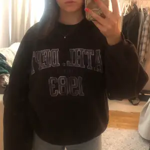 Trendig sweatshirt från Gina som inte längre kommer till användning, i väldigt fint skick💕 Storlek L så sitter oversized på mig som i vanliga fall har xs/s