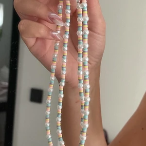 Cute rainbow mix  - Super gulligt halsband med regnbågens färger.🧡Därför en perfekt match till alla outfits💗Storleken är 40cm. Men bandet är elastiskt och det tillkommer även spänne så det går att justera 💛💜💚💙  OBS! Säljer de styckvis! ( två på bilderna)