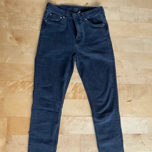 Jeans Weekday - Ganska slitna byxor med hål vid låren, de syns dock inte när man har på sig dem. Tight model 