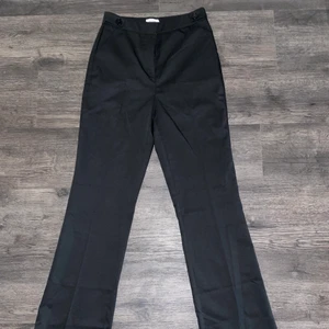 Kostymbyxor från NA-KD (misslisibells kollektion) storlek 36 - Säljer mina kostymbyxor som jag aldrig använt då de var försmå när jag köpte men glömde skicka tillbaka i tid, alltså i mycket bra skick. Storlek 36. Köparen står för frakten!