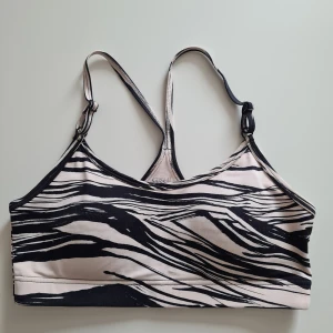 Casall  - Snygg sporttopp, använd 1-2 ggr. Den är som ny och sitter som den ska.