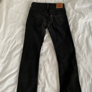 Levis jeans - Säljer dessa jättefina svarta middle/ low waist Levi’s jeansen.   Väldigt fint skick utan några som helst slitningar 💗💗Midjemått 79 cm. Köp direkt för 350 kr + frakt 