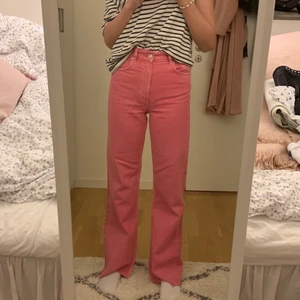 Rosa Zara byxor 💕 - Ett par rosa Zara jeans jag köpte i sommras och som nästan aldrig har komit till användning⚡️ därav säljer jag de