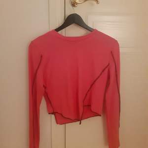 En jättecool klarrosa tröja från Shein! Aldrig använt. Tröjan är kort vid magen, VÄLDIGT stretchig med sjukt coola sömmar!