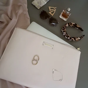 Datorfodral från Ideal Of Sweden - Säljer nu mitt datorfodral från Ideal Of Sweeden. Superfint men kommer inte till användning tyvärr.