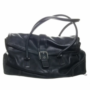 Läderväska - Säljer svart läderväska som inte kommer till användning. Hör av er vid intresse☺️