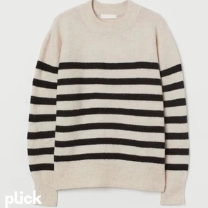 Randig tröja från hm - Populär tröja från hm, knappt använd! Buda i kommenterna (säljer den för 220+frakt, då personen som vann budgivning ångrade sig!)