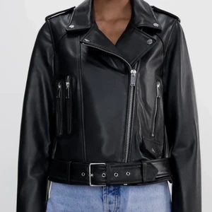 Skinnjacka från zara - Säljer min superfina skinnjacka från zara, perfekt nu till hösten💕 nyskick 