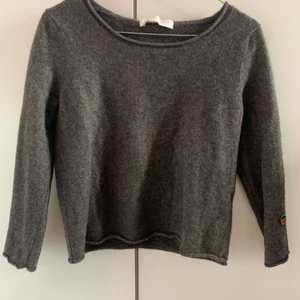 Cashmere tröja från Busnel - Så fin oanvänd 100 % cashmere tröja från busnel. Jättefint skick och så fin mörkare höstig färg 🍂 storlek xs/s