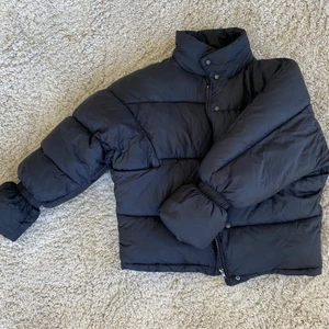 ❄️PUFFER JACKA❄️ - STORLEK 36! En fantastisk jacka! Säljes då jag har ungefär 4 likadana och måste rensa inför flytt:( fint skick!