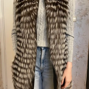 Äkta pälsväst  - Äkta pälsväst, använd minst 5gånger. Inga som helst fel på varan, säljs för den ej kommer till användning.